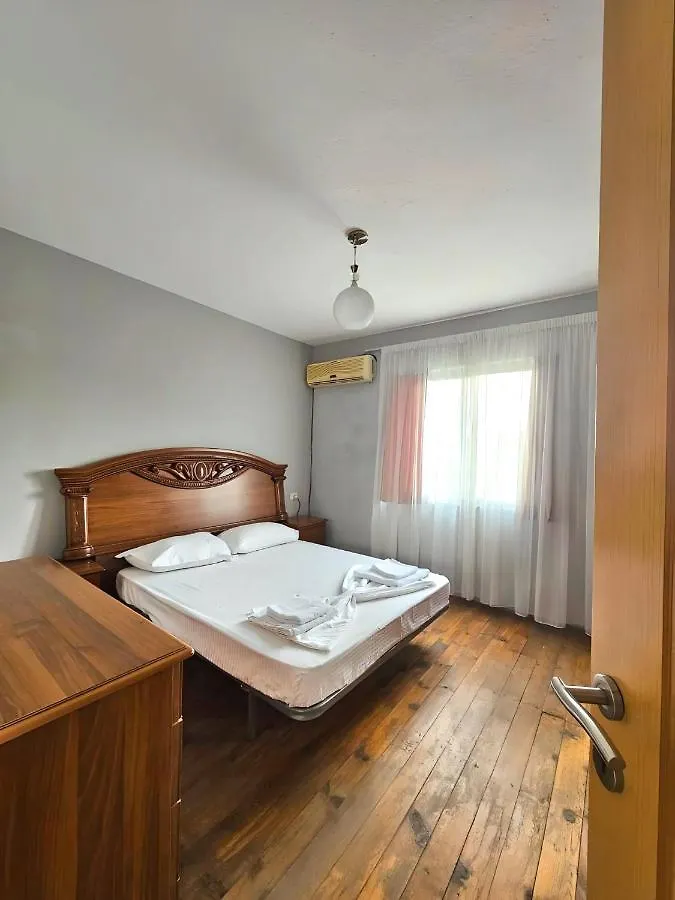New Green House Villa Tirana 0*,